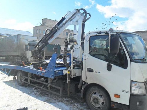 Автоэвакуатор HINO 300 с платформой 3,5 тонны и КМУ